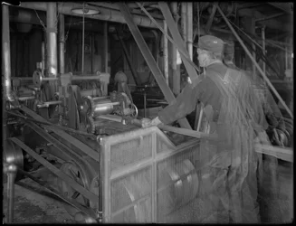 Lavoratore che alimenta legname in una pialla, Oneida, New York, 3 aprile 1916