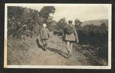 Ralph Vaughan Williams e Gustav Holst che camminano nelle Malvern Hills, settembre 1921