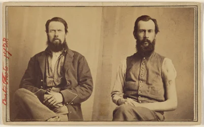 [Due vittime della guerra civile non identificate sedute].