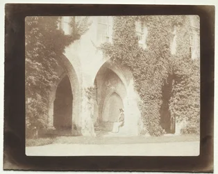 Calvert Jones seduto nella sacrestia di Lacock Abbey, 1845