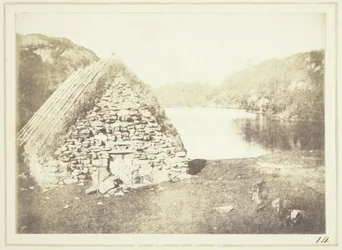 Capanna delle Highlands sulle rive del Loch Katrine