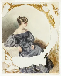 Donna seduta in abito nero