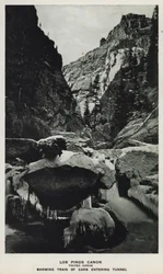 Canyon del Colorado: Los Pinos Canon, Toltec Gorge, con treno che entra nel tunnel (foto in b/n)