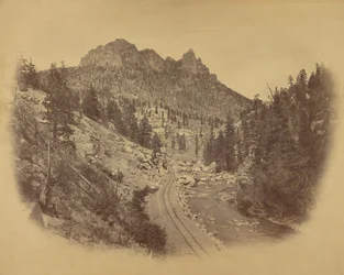 Passo di montagna con binari ferroviari