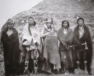 Persone Pawnee davanti a una capanna tribale di terra, c.1869
