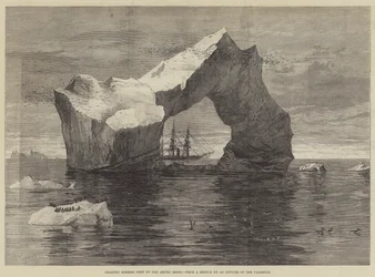 Gigantesco iceberg visto dalle navi artiche