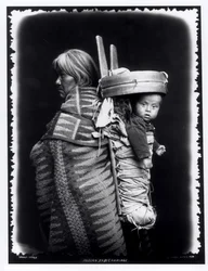 Donna Navajo che porta un bambino sulla schiena, c.1914