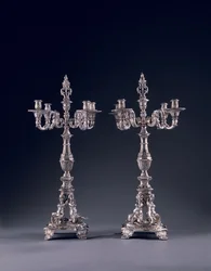Coppia di candelabri a quattro luci di grande importanza, commissionati per Giorgio II, realizzati da Balthasar Friedrich Behrens, Hannover, 1736-37