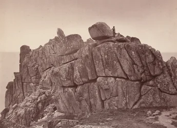 Lo scoglio di Logan, costa meridionale della Cornovaglia, anni 