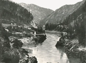 Le Montagne Rocciose: il Canyon Frazer e il ponte della strada Cariboo, vicino a Spuzzum, Canada, 1895