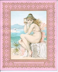 Cartolina di Capodanno vittoriana di una bellezza in spiaggia che tiene una conchiglia all