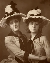 Due rose, Maude Millett e Annie Hughes, attrici britanniche, 1888