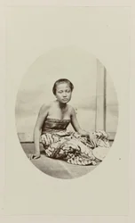 Ragazza seduta