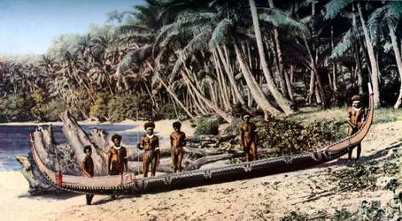 Canoa indigena su una spiaggia ombreggiata da palme, Isole Salomone, c1923