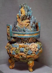 Arte cinese: bruciatore di profumi in terracotta. Periodo della dinastia Yuan. 1271-1368