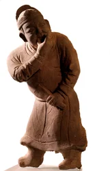 Arte cinese: statuetta di terracotta che rappresenta un attore "fischiatore". Da Tsiao Tsouo, Honan. Dinastia Yuan (1271-1368 d.C.).