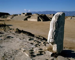 Vista dei monumenti I, H, G