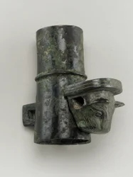 Copricerchio con perno a forma di testa felina (bronzo)