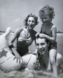 Famiglia felice in riva al mare", 1937 ca.