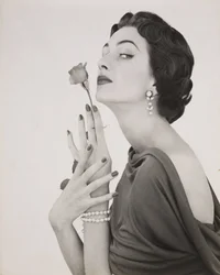 donna con una rosa, 1960 ca.