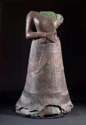 Statua della regina Napirasu, moglie di Untash-Napirisha, un re elamita del 12° secolo a.C., trovata a Susa, Iran, c.1250 a.C.