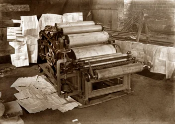 Una macchina da stampa: pressa rotativa per la stampa di giornali, circa 1900 (foto in bianco e nero)