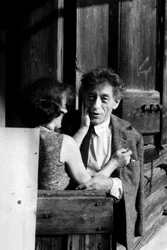 Alberto Giacometti nella sua casa-laboratorio, con sua moglie Annette Arm (foto b/n)