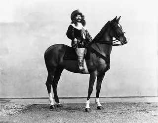 Capitano Bonaini in costume del XVII secolo, fotografato a cavallo