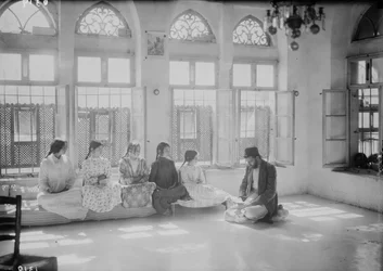 Bambini e insegnante in una scuola samaritana a Nablus, c. 1920