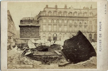 Comune di Parigi (1871): rovine in Place Vendome a Parigi. Fotografia 1871. Dim. 16,5x10,8 cm