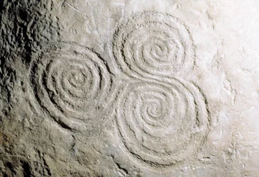 Dettaglio delle incisioni rupestri curvilinee nella tomba a corridoio dell