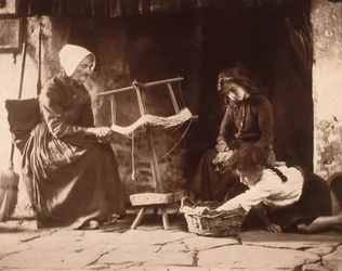 Donna che tesse, circa 1900