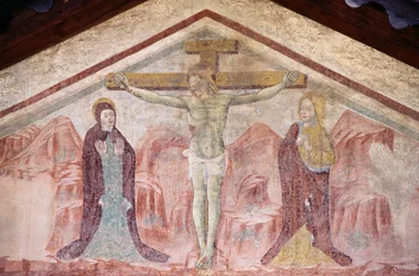 Affresco con Crocifissione nel timpano della Chiesa di Sant