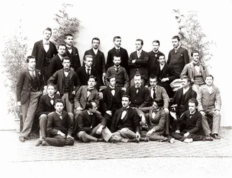 Ritratto di gruppo di studenti al terzo anno di liceo