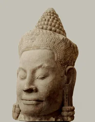 Testa di un demone sul ponte che conduce alla Porta Sud, Angkor Thom, Museo Nazionale, Phnom Penh