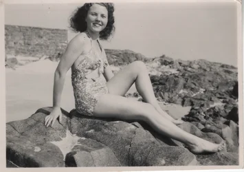 Villeggiante con costume da bagno arricciato, fine anni 1940