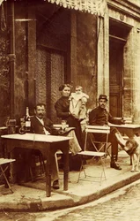 Uomo con una bottiglia di assenzio, circa 1900, sulla terrazza di un caffè
