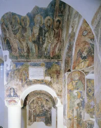 Vista dal basso di un murale su una parete, Chiesa di San Pietro, Otranto, Salento, Puglia, Italia