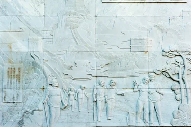 Rilievo in marmo che raffigura persone; Grande Muraglia; sezione di Jinshanling; Repubblica Popolare Cinese