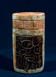Vaso funerario maya da Tikal, Peten, Guatemala, periodo classico, c.300-900 d.C.