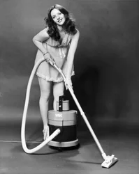Modello con un aspirapolvere Vax, marzo 1979