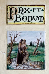 Pax et Bonum: motto e saluto latino diffuso tra i Francescani e nella Cattolicità. Monterosso al Mare. Italia.