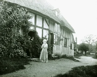 Persone alla porta di un cottage