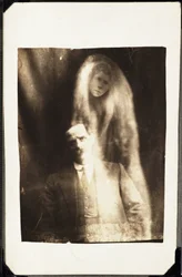 Fenomeno paranormale: ritratto di un uomo e dello spirito della sua moglie che appare dietro di lui, verso 1920