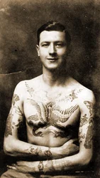 Ritratto di un uomo con elaborati tatuaggi, circa 1920