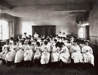 Scuola professionale per donne, a Firenze: una lezione di ricamo