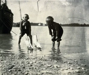 Scena di spiaggia, ritratto di due ragazzi, circa 1900-1905