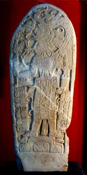 Stele 4 da Machaquila, Peten, Guatemala, periodo classico tardivo, 6 maggio 820 d.C.