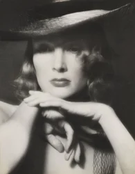 Donna con cappello