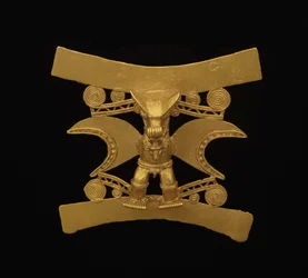 Pendente raffigurante una figura con maschera simile a un pipistrello, Tardo Periodo V - Periodo VI, c.700-1550